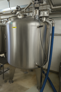 Procesni spremnik Marinox Double Dissolving instaliran u proizvodnom pogonu, spreman za miješanje senfa