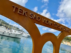 Detalj skulpture naočala Olivera Dragojevića s natpisom u Veloj Luci, izrada Marinox